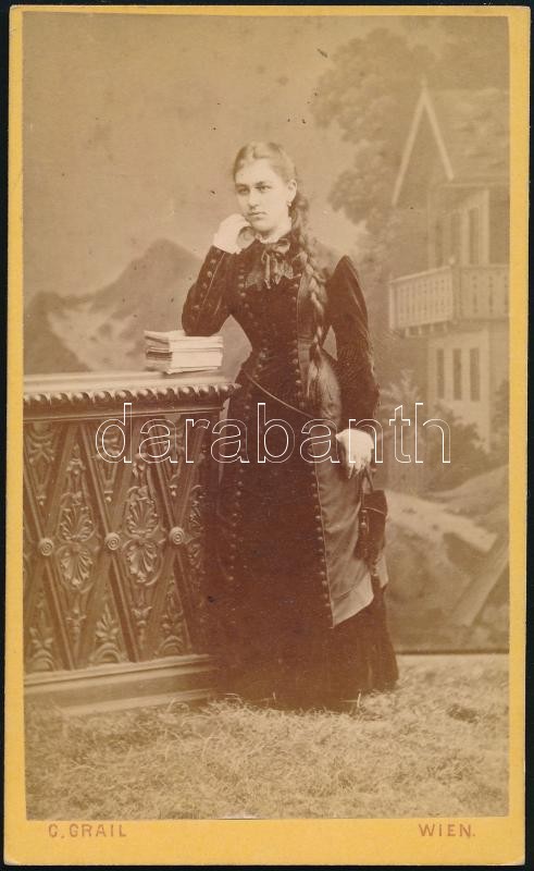 cca 1870 Dora Goldschein feliratozott, vizitkártya méretű vintage fotója, amely C. Grail bécsi fényképész műtermében készült, 10,5x6,4 cm
