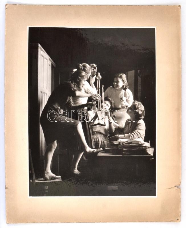 cca 1960 Lányok a kémia szertárban, Harmath Istvánné budapesti fényképész hagyatékából jelzés nélküli vintage fotó, 23x17 cm, karton (sérült) 29,5x24 cm
