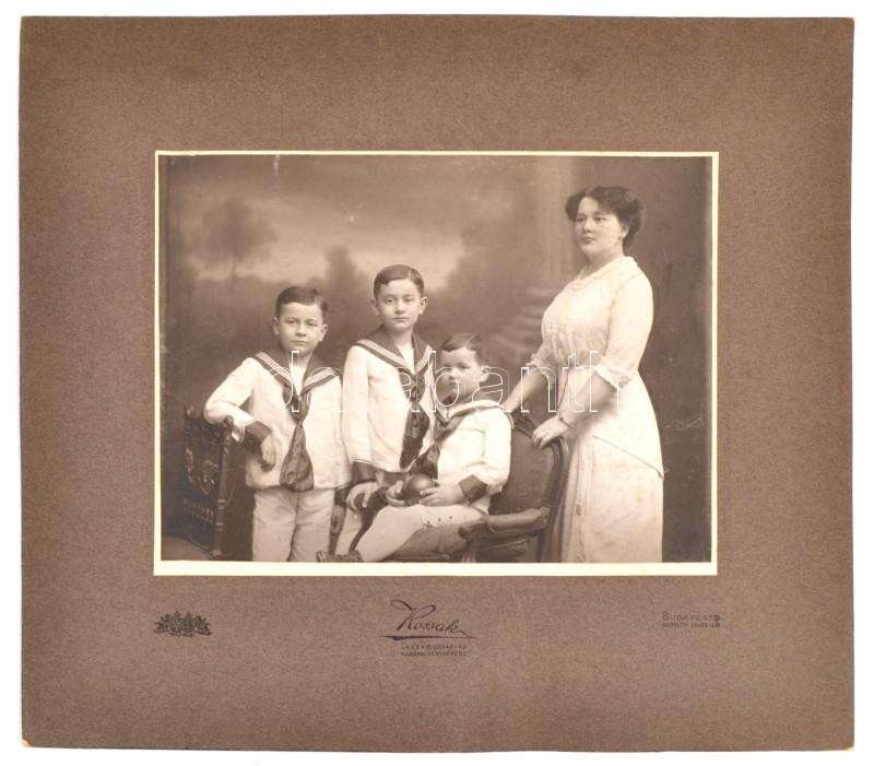 cca 1917 Budapest, csonka család, Kossak cs. és kir. udvari és kamarai fényképész műterméből vintage fotó, 16,5x22,5 cm, karton 29,5x34 cm