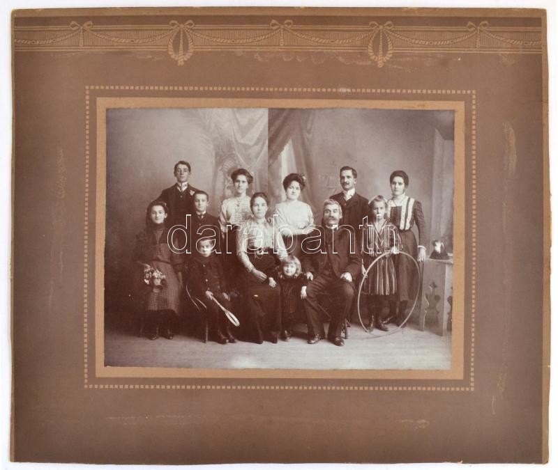 cca 1905 Szép családi emlék, jelzés nélküli vintage fotó, 16,8x22,5 cm, karton 29,3x35 cm