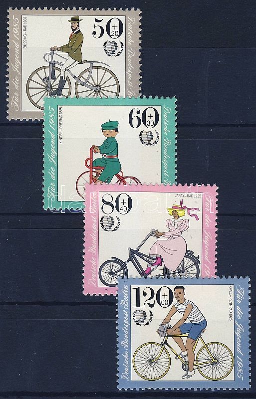Ifjúság: régi kerékpárok sor, Youth: old bicycles set, Jugend: Historische Fahrräder Satz