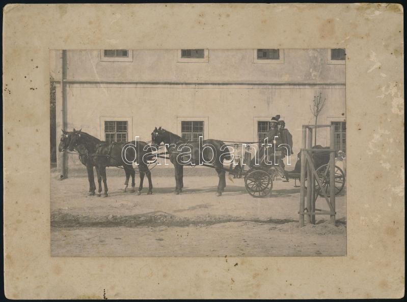 cca 1900 Négylovas hintó parádés kocsissal és katonával a bakon, 14,5x20,5 cm, karton (foltos) 20,5x27,8 cm