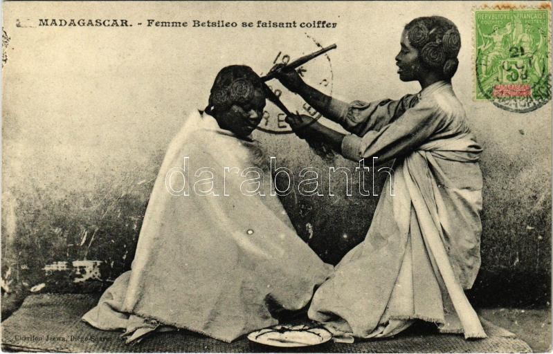 1908 Femme Betsileo se faisant coiffer / Betsileo women, hair making, Madagascar folklore, TCV card