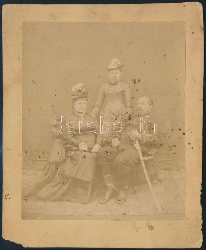 cca 1855 Katonatiszt és családja, felületi tisztítást igénylő, vintage fotó, 11,5x9,5 cm, karton (sarka hiányos) 14,2x11,8 cm