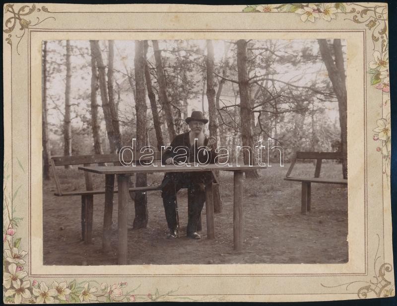 cca 1910 Pihenő a ligetben, jelzés nélküli vintage fotó, 11x15 cm, karton 14,8x19,2 cm