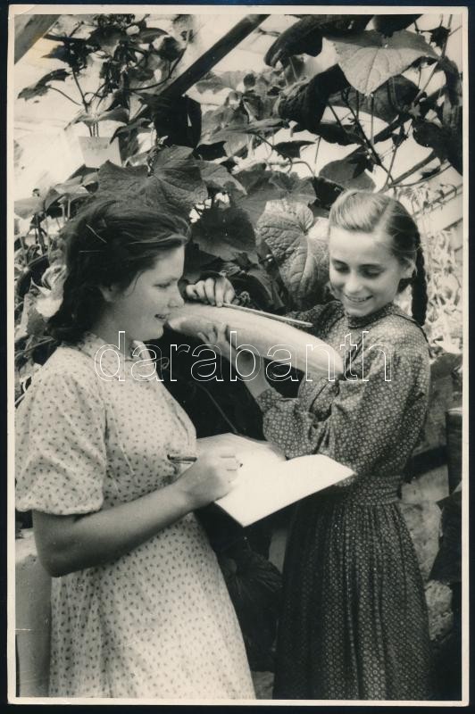 cca 1950 Szovjet propaganda fénykép, pecséttel jelzett vintage fotó, kisebb hibákkal, 23,1x15,2 cm