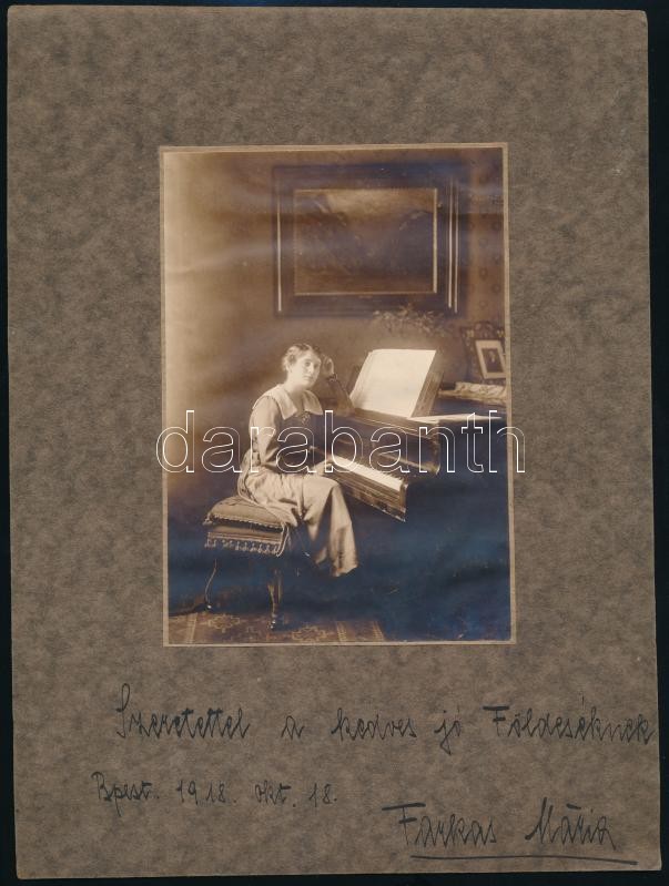 1918 Farkas Mária a zongora mellett, feliratozott, datált vintage fotó, 15,3x10,8 cm, karton 27x20 cm