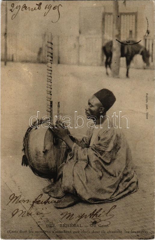 Sénégal, Un Griot (Caste dont les membres s'attachent aux ehefs dont ils chantent les louanges) / native musician, African folklore, Szenegál, bennszülött muzsikus. Afrikai folklór.
