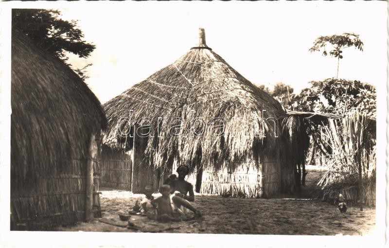 Village Indigéne / native village, hut, African folklore, photo