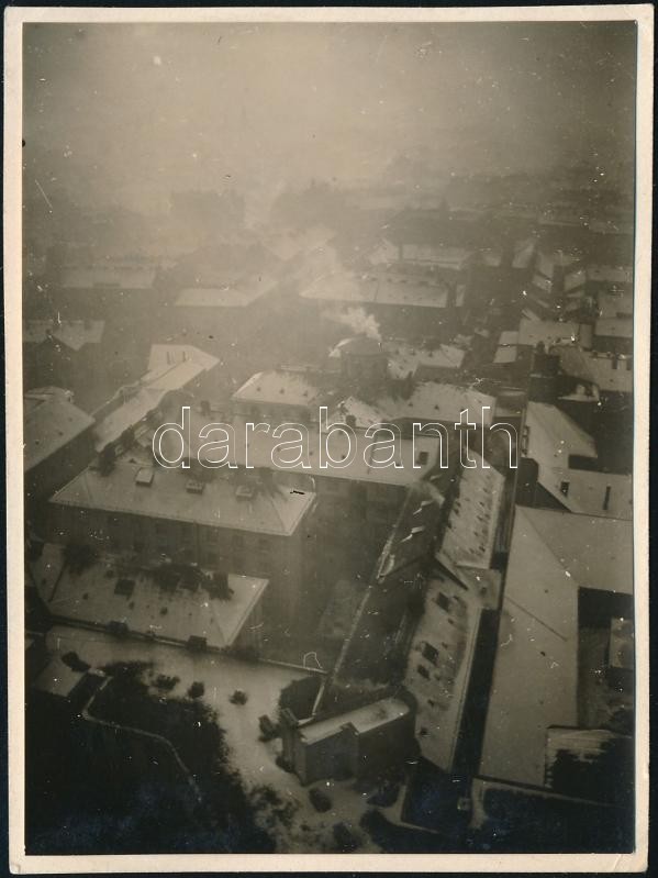 1931 Kinszki Imre (1901-1945) budapesti fotóművész hagyatékából, a szerző által datált vintage fotó (ez a szerző 831. sz. felvétele), 8,4x6,3 cm