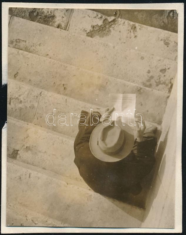 1931 Kinszki Imre (1901-1945) budapesti fotóművész hagyatékából, aláírt, a szerző által feliratozott és datált, vintage fotó (Lépcsőn ülő), 6x4,5 cm