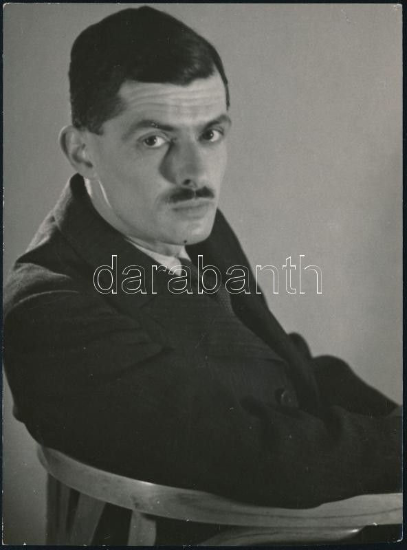 cca 1934 Kinszki Imre (1901-1945) budapesti fotóművész hagyatékából, jelzés nélküli vintage fotó (Kinszki Imre önarcképe), 11,9x8,9 cm