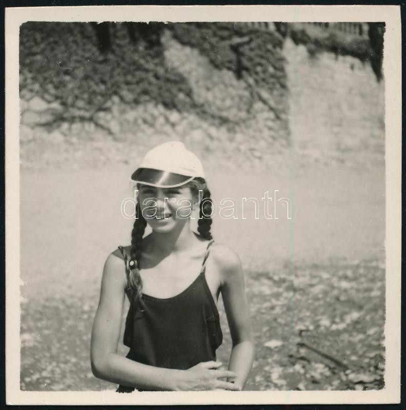 1938 Kinszki Imre (1901-1945) budapesti fotóművész hagyatékából, a szerző által feliratozott vintage fotó (Görög Ica), 5,8x5,8 cm
