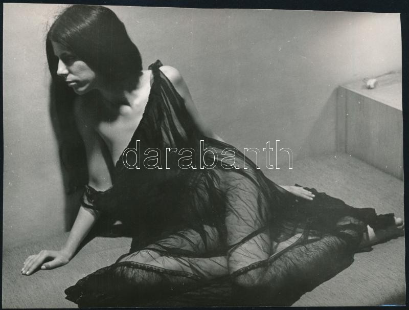 cca 1974 Elhagyott szerető, jelzés nélküli, vintage erotikus fotóművészeti alkotás, 12,6x16,3 cm