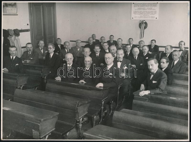 cca 1943 Budapest, Kováts Géza felvétele egy osztálytalálkozóról, az osztályteremben márványtábla őrzi Nikolics Ignác osztályfőnök emlékét, 17x23 cm