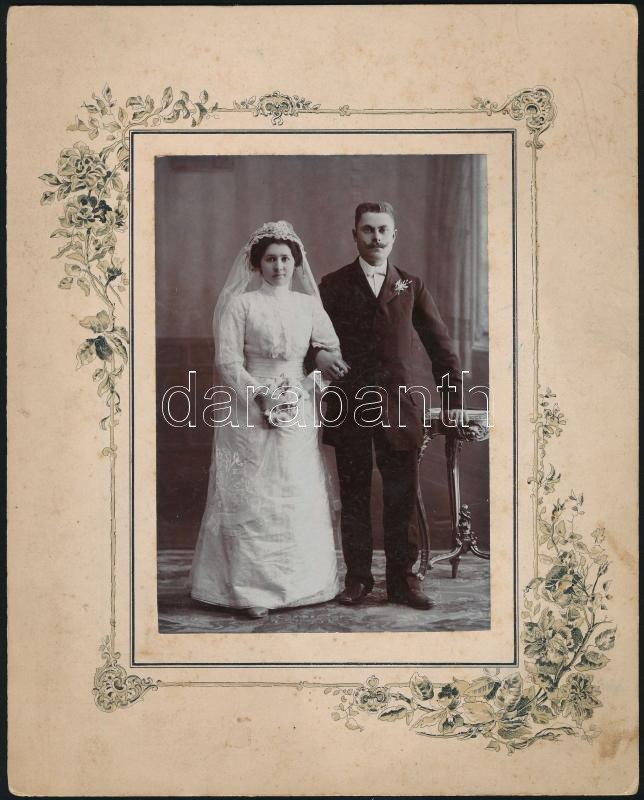 cca 1923 Jelzés nélküli vintage fotó (Menyasszony és vőlegény), 14,8x10,4 cm, karton 24,6x19,7 cm