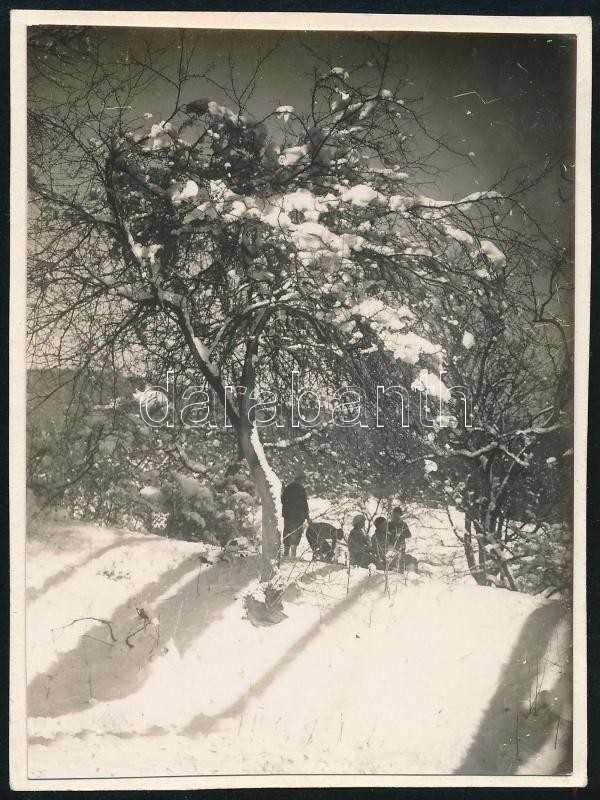 cca 1931 Kinszki Imre (1901-1945) budapesti fotóművész által sorszámozott, vintage fotó a szerző hagyatékából (ez a 803 sz. felvétele), 8,5x6,3 cm