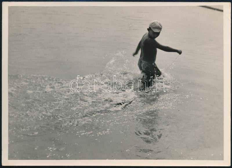 1934 Kinszki Imre (1901-1945) budapesti fotóművész pecséttel jelzett vintage fotóművészeti alkotása (Kinszki Gáborka vízben játszik), 13x18 cm
