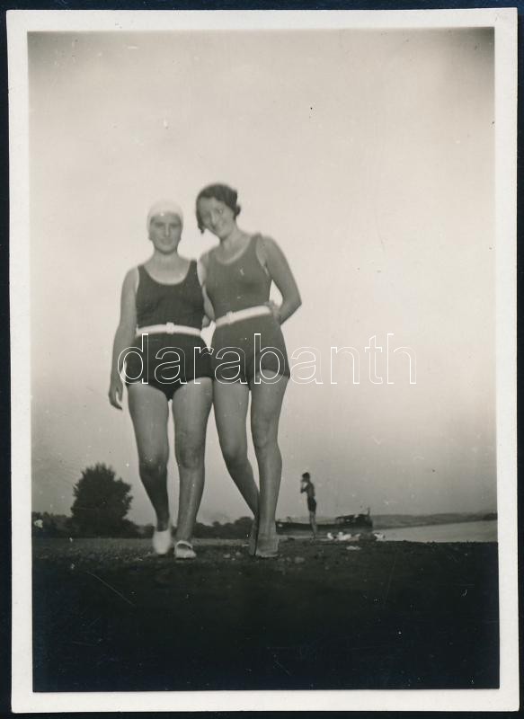 cca 1932 Kinszki Imre (1901-1945) budapesti fotóművész hagyatékából, jelzés nélküli vintage fotó (fürdőruhás hölgyek), 8,5x6 cm