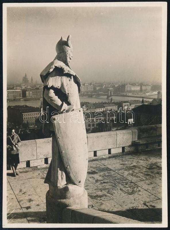cca 1932 Kinszki Imre (1901-1945) budapesti fotóművész hagyatékából, jelzés nélküli, vintage fotó (Szobor), 8,3x6 cm