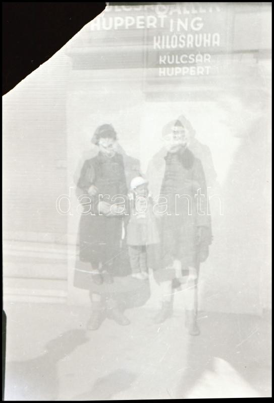 cca 1937 Kinszki Imre (1901-1945) budapesti fotóművész hagyatékából vintage NEGATÍV (Kulcsár Huppert kilósruha boltja előtt), dupla expozícióval létrejött véletlenszerű fotómontázs (!), 6,8x4,4 cm