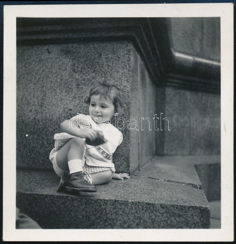 1935 Kinszki Imre (1901-1945) budapesti fotóművész által feliratozott és datált vintage fotó a hagyatékából (Scheiber Eszter), 6,5x6,2 cm