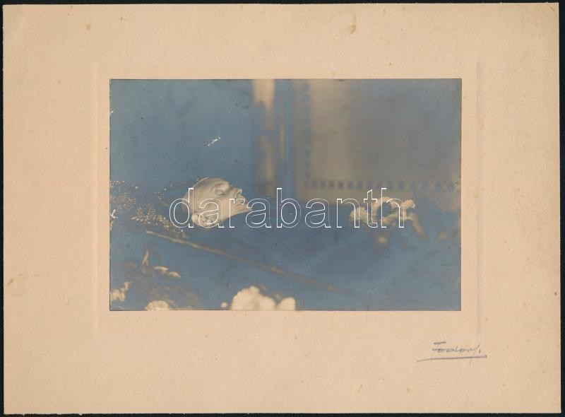 cca 1928 Pécs, ravatalon, Fodor fényképész pecsétjével jelzett vintage fotó, 10,8x16,2 cm, karton 19x26 cm