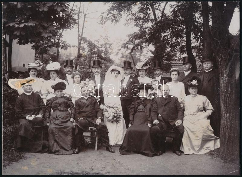 cca 1890 Érsekújvár, esküvői csoportkép a kertben, a képen sérülések, vintage fotó Vasas Sándor fényképész pecsétjével, kasírozva, 16,5x22,7 cm