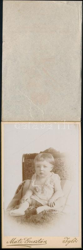 1896 Igló, Matz Gusztáv fényképész műtermében készült, keményhátú vintage fotó, feliratozva; a képoldalt védő selyempapír is rajta van a vizitkártya méretű fényképen (alul kissé gyűrött), ami szintén ritka az ilyen méretű fotótörténeti leletek esetében, 10,8x6,6 cm