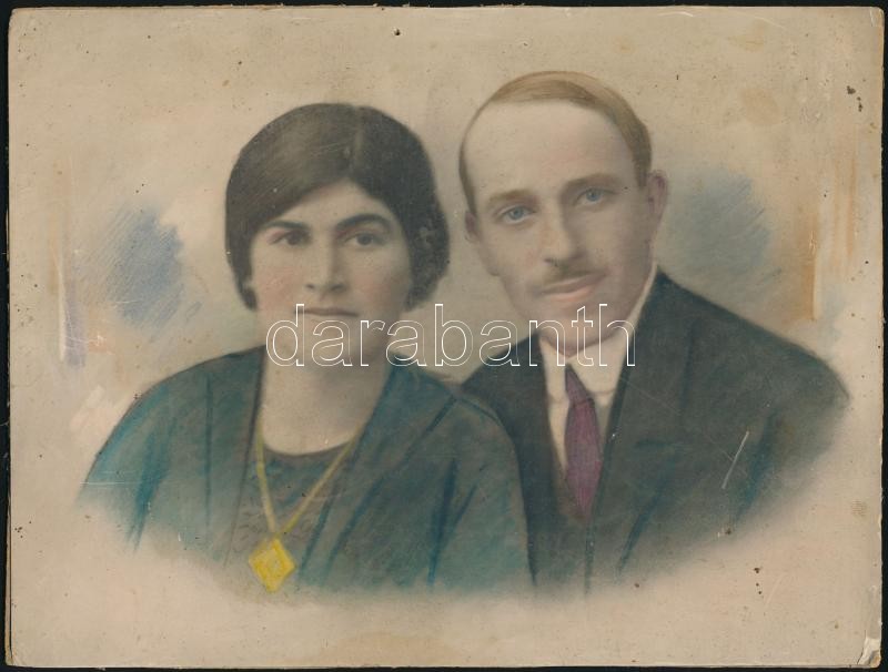 cca 1924 Színezett műtermi fotó, kasírozva, 17,2x22,6 cm