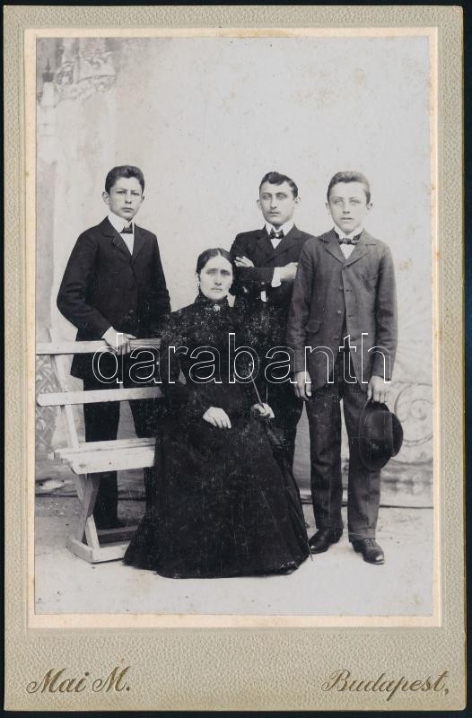 cca 1900 Budapest, Mai Manó (1855-1917) budapesti fényképész műtermében készült, keményhátú vintage fotó, hátoldalán három angyalka tartja a fényképezőgépet, 16,8x10,8 cm
