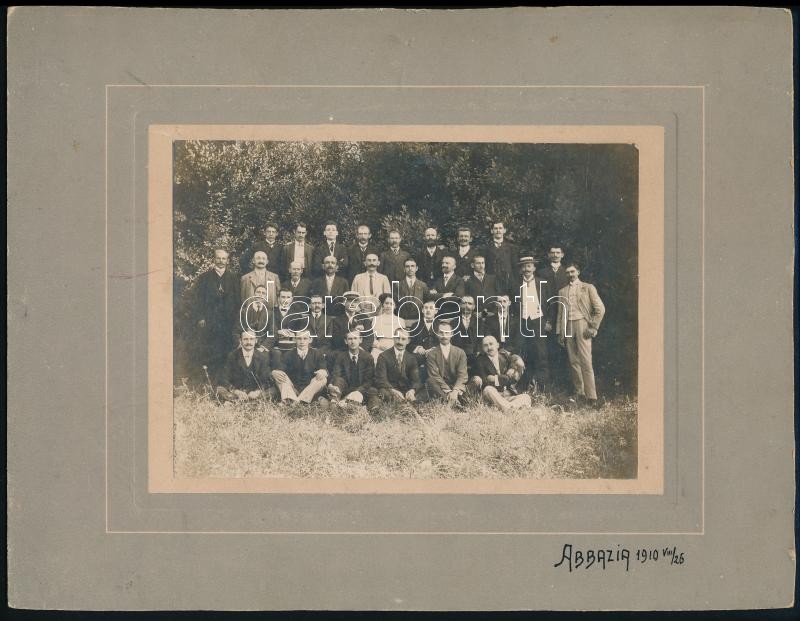 1910 Abbázia, csoportkép a nyaralókról, vintage fotó, 12x16,3 cm, karton 21,4x27,6 cm