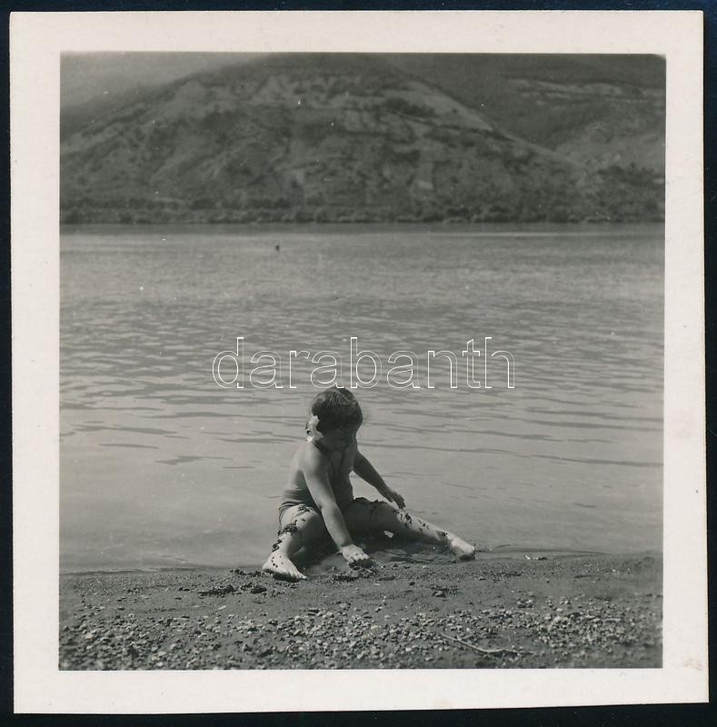 cca 1932 Kinszki Imre (1901-1945) budapesti fotóművész hagyatékából, jelzés nélküli vintage fotó (vízparti játék), 6,3x6,1 cm