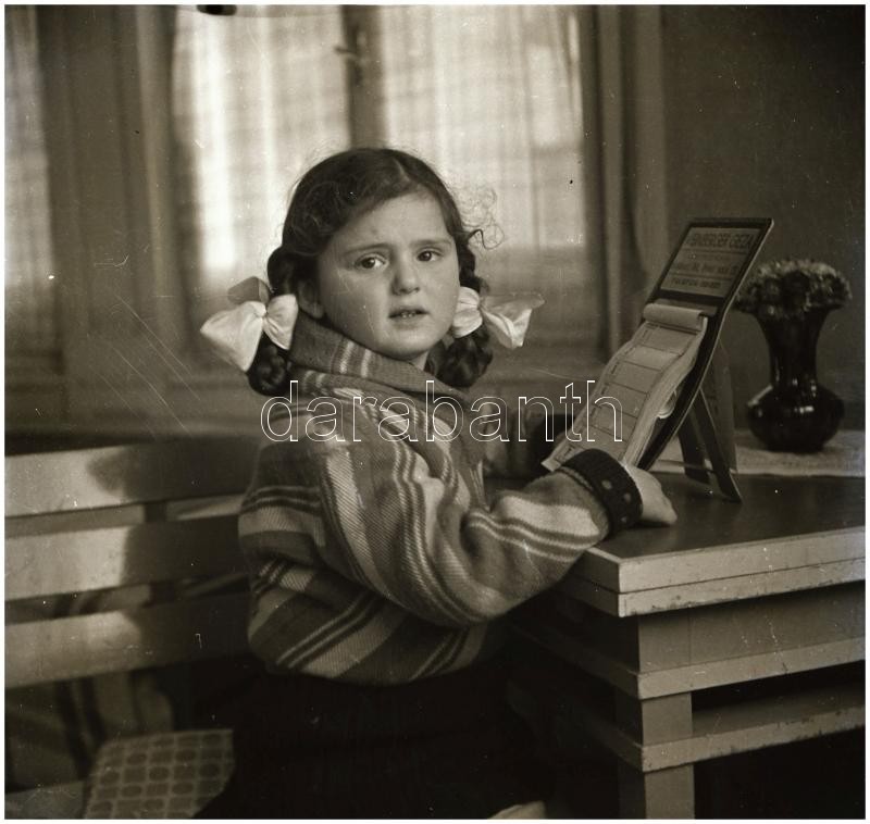 cca 1936 Kinszki Imre (1901-1945) budapesti fotóművész hagyatékából vintage NEGATÍV (Kinszki Juditkáról), 6x6 cm