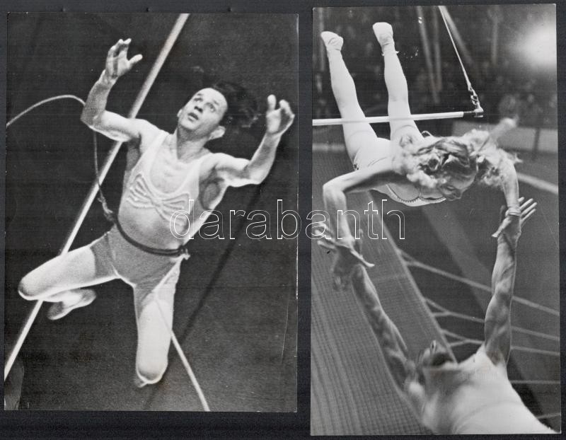 cca 1943 Cirkuszi artisták, 3 db németül feliratozott vintage fotó, a Deutscher Verlag Bilderzentrale pecsétjével; publikálva a Tolnai Világlapja 1943/40. számában, 22,5x12,8 cm és 14x22,1 cm között