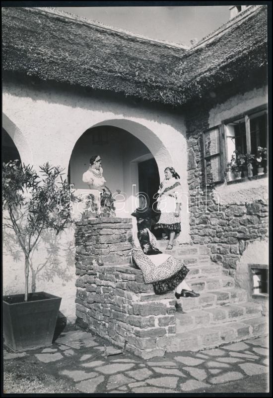 cca 1939 Tihany, népművészeti ház, Eke Mihály budapesti fotóművész pecséttel jelzett, feliratozott vintage fotója, 22,8x15,8 cm