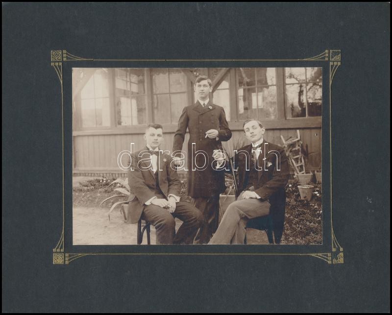 cca 1910 Értelmiségi fiatalemberek, középen Hillebrand Károly a kép felirata szerint, jelzés nélküli keményhátú vintage fotó, 11,6x16,5 cm