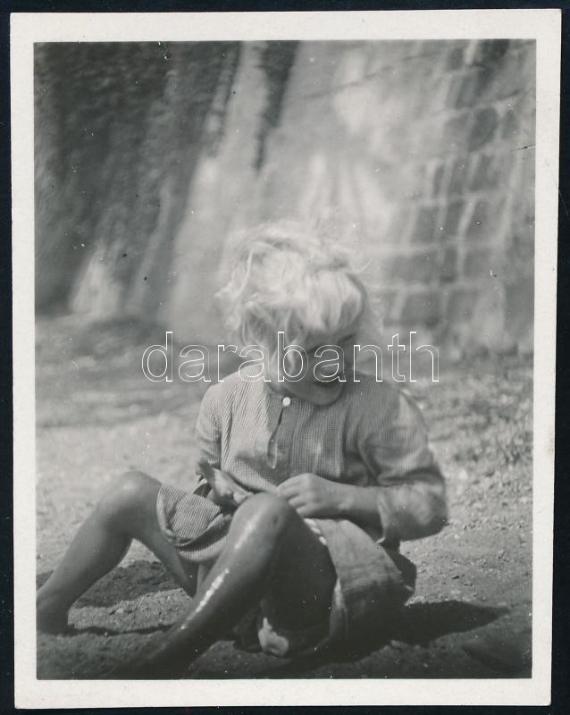cca 1936 Kinszki Imre (1901-1945) budapesti fotóművész hagyatékából, jelzés nélküli vintage fotó (ismeretlen kislány), 7,8x6,2 cm