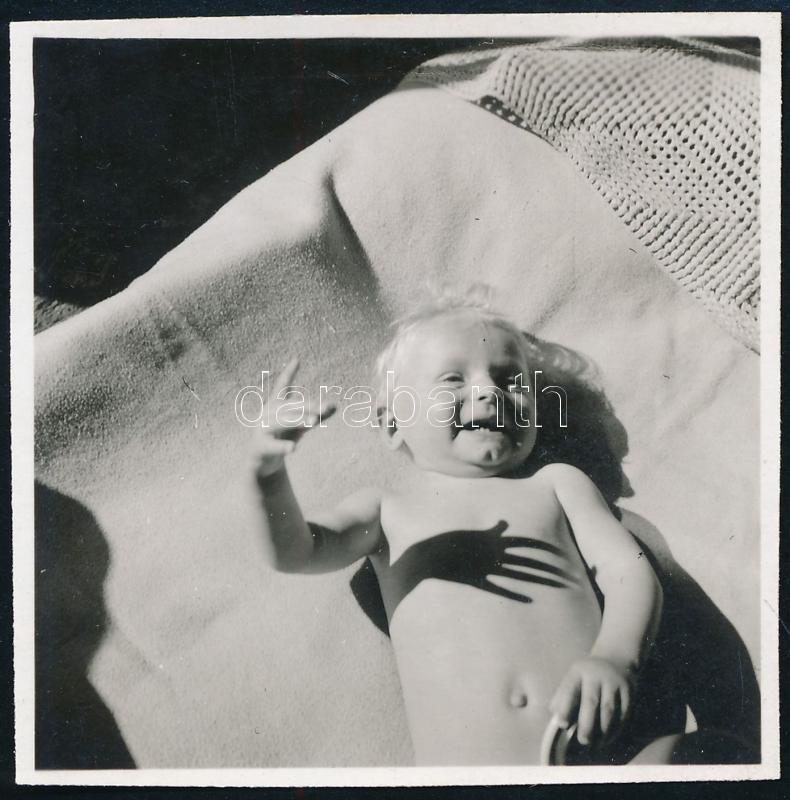 cca 1936 Kinszki Imre (1901-1945) budapesti fotóművész hagyatékából, jelzés nélküli vintage fotó (árnyékok), 5,6x5,7 cm