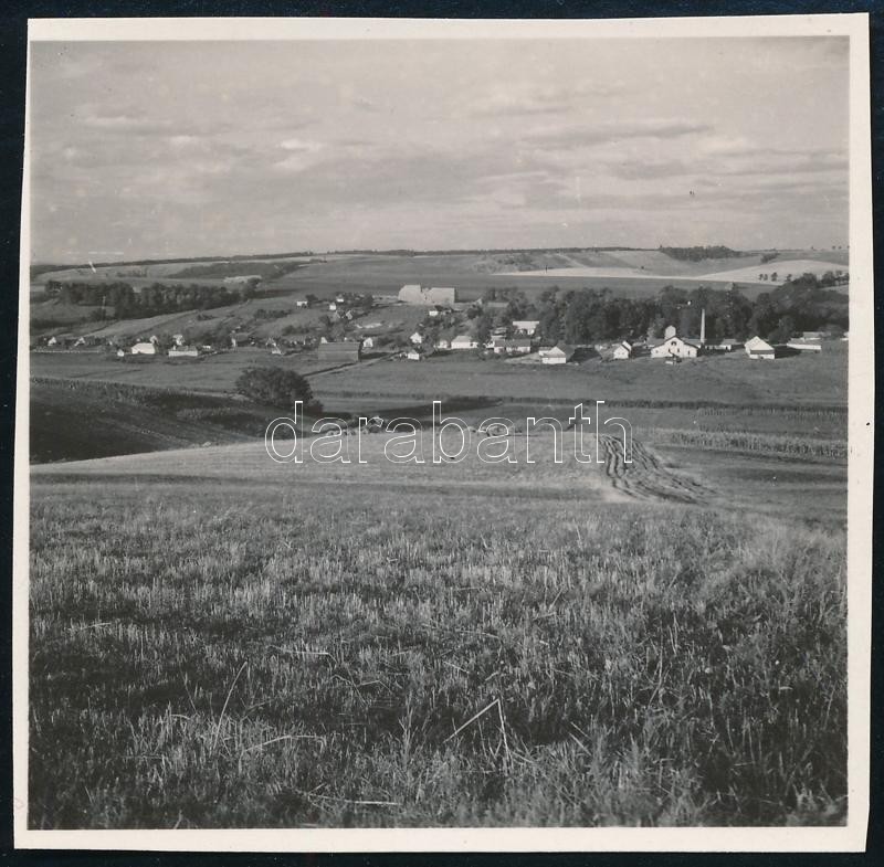 cca 1932 Kinszki Imre (1901-1945) budapesti fotóművész hagyatékából, jelzés nélküli vintage fotó (falu a tájban), 6x6 cm