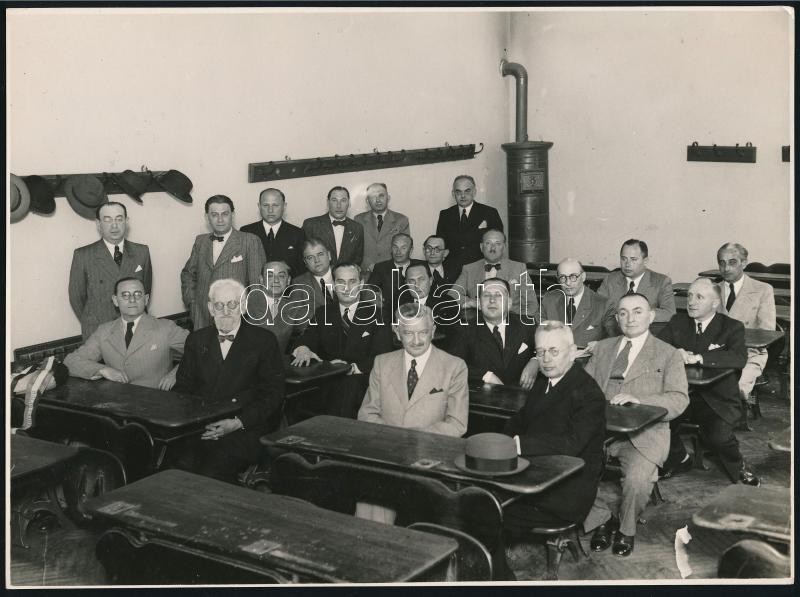 cca 1928 Budapest, öreg diákok találkozója régi osztálytermükben, Pobuda Alfréd fényképész pecsétjével jelzett vintage fotó, 17,2x23,3 cm
