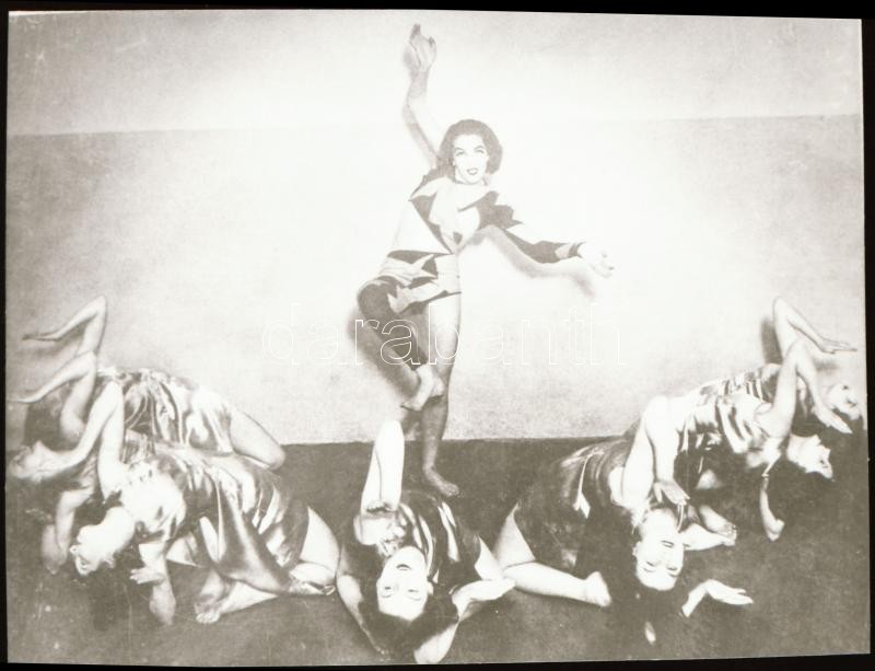 cca 1935 Szentpál Olga (1895-1968) mozgásművészeti csoportjáról készült NEGATÍV, 3,5x4,8 cm