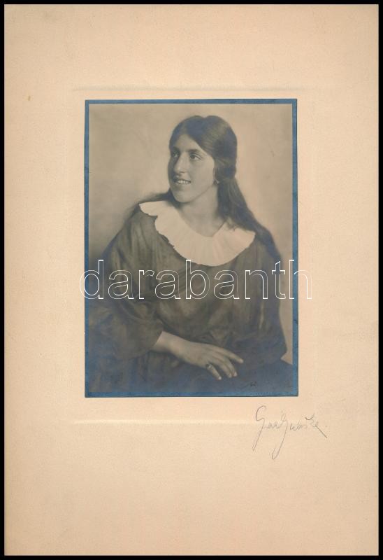 cca 1923 Gaál Juliska aláírt vintage műtermi felvétele, 15,8x11,4 cm, karton 29,6x20,5 cm