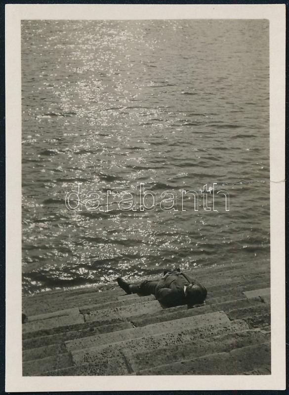 cca 1931 Kinszki Imre (1901-1945) budapesti fotóművész hagyatékából, jelzés nélküli vintage fotó (napozó), a kép szélén szakadás, 6x4,3 cm