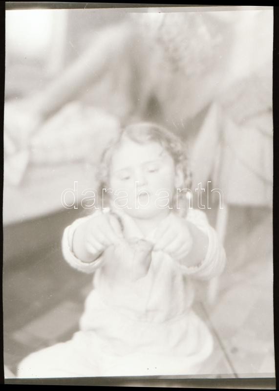 Kinszki Imre (1901-1945) budapesti fotóművész hagyatékából, 2 db vintage negatív (Kinszki Gáborkáról és Juditkáról), 6x4,5 cm