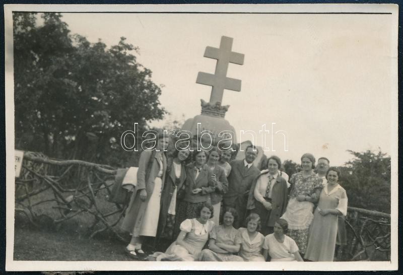 cca 1925 Kirándulók csoportképe egy 1914-1918-as emlékmű előtt, 5x5x8,2 cm