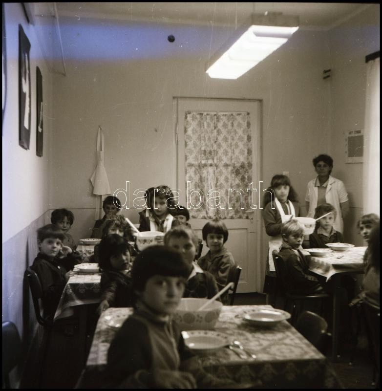 cca 1968 Nagymágocs, képriport az iskolából (osztályterem, menza, őrsi zászlók, stb...), Demeter Sándor (?-?) szentesi fényképész és fotóriporter hagyatékából 13 db vintage NEGATÍV, 6x6 cm