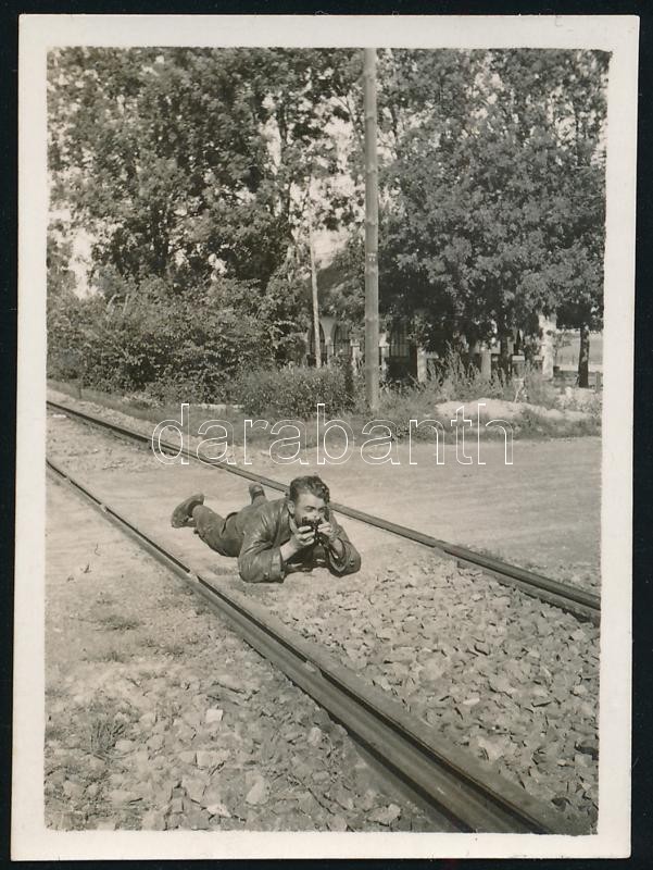 cca 1935 Kinszki Imre (1901-1945) budapesti fotóművész hagyatékából, jelzés nélküli vintage fotó (Fotográfus a sínek között), 5,9x4,3 cm
