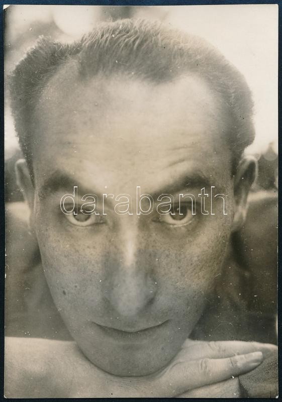 cca 1934 Kinszki Imre (1901-1945) budapesti fotóművész hagyatékából jelzés nélküli vintage fotó (portré), 8,5x5,8 cm