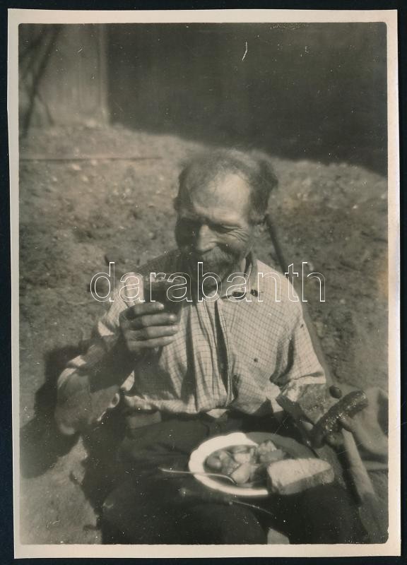 cca 1936 Kinszki Imre (1901-1945) budapesti fotóművész hagyatékából, jelzés nélküli vintage fotó (napszámos ebédje), 8,5x6 cm